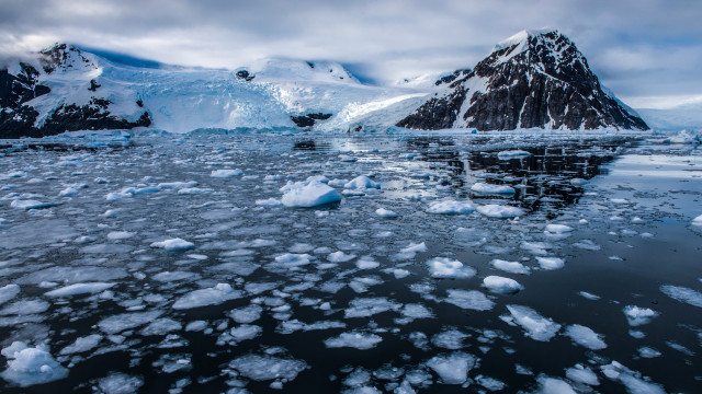Mountain ice lake icefloe beach free wallpaper for desktop - medium preview image