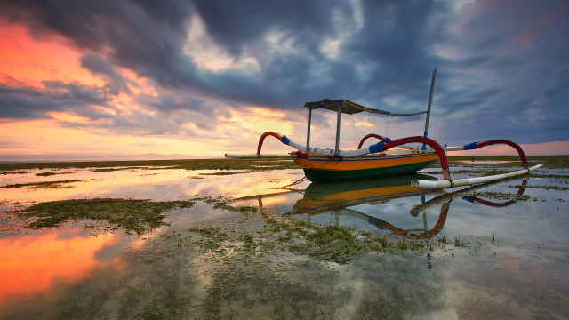Boat water sunset flag cloudy free wallpaper for desktop - medium preview image
