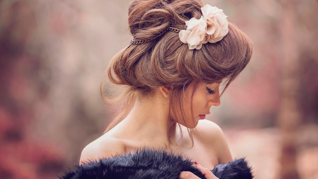 Woman flower fur coat rococo free wallpaper for desktop - medium preview image