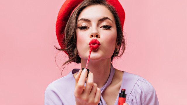 Woman red hat lipstick makeup free wallpaper for desktop - medium preview image