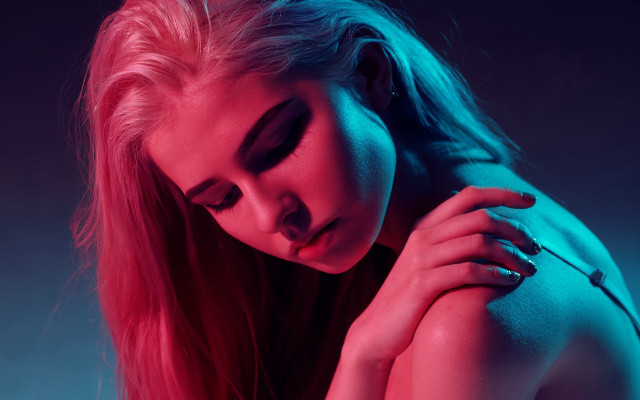 Woman longhair ring neck looking free wallpaper for desktop - medium preview image