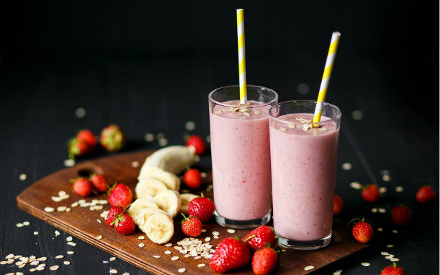 Smoothie glasses strawberries bananas christmas free wallpaper for desktop - medium preview image