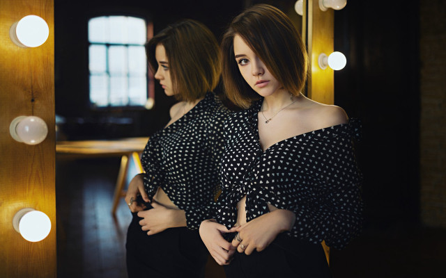 Mirror portrait elina karimova brown free wallpaper for desktop - medium preview image