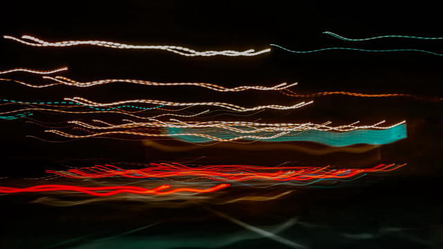 Blurry streetlight night motionblur ocean free wallpaper for desktop - medium preview image