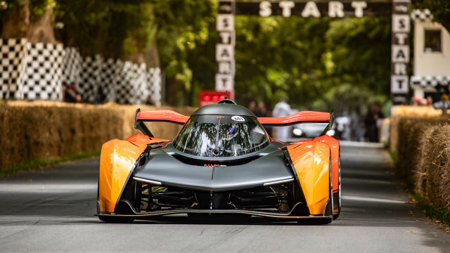 Car road haybales start pan free wallpaper for desktop - medium preview image