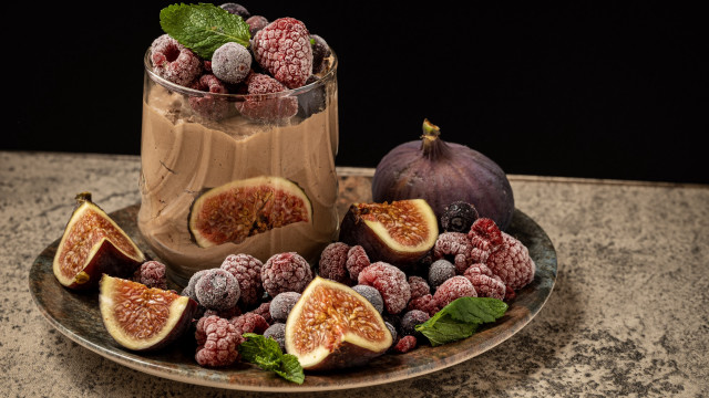 Fruit chocolate milkshake plate figurine free wallpaper for desktop - medium preview image