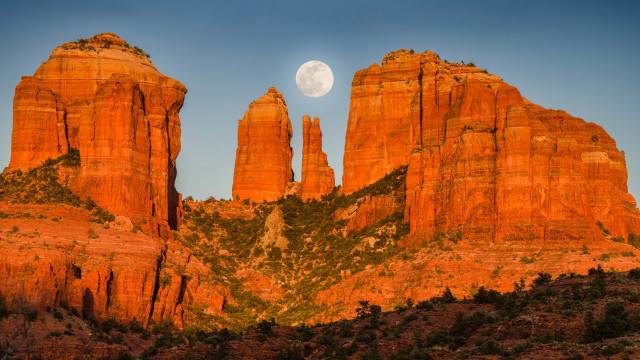 Full moon mountains desert autumn free wallpaper for desktop - medium preview image