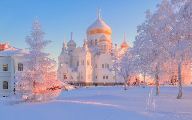White golden dome snowy field free wallpaper for desktop - medium preview image