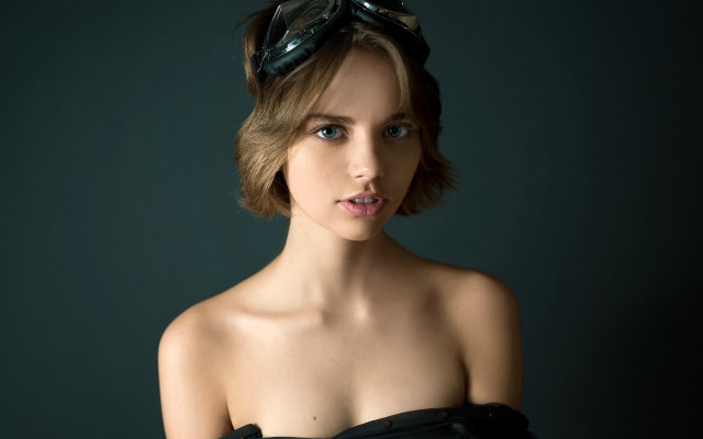 Black dress black hat green free wallpaper for desktop - medium preview image