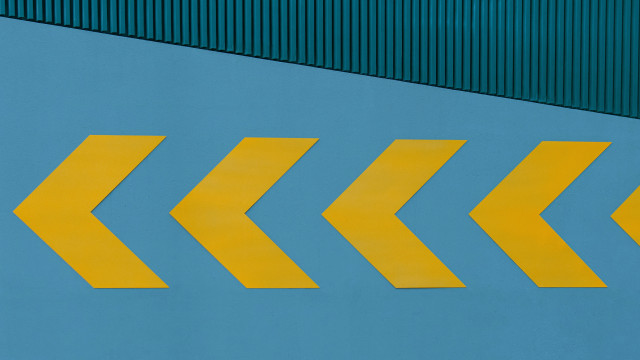 Yellow arrow opposite directions blue free wallpaper for desktop - medium preview image