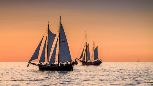 Sailboats ocean sunset clouds bernd free wallpaper for desktop - medium preview image