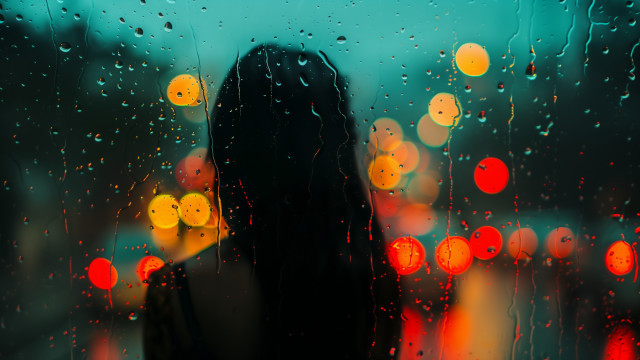 Rainy window red traffic light free wallpaper for desktop - medium preview image