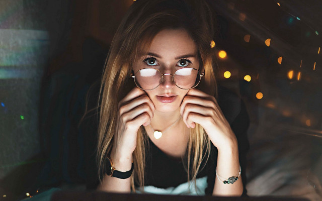 Eszter mattioni woman glasses laptop free wallpaper for desktop - medium preview image