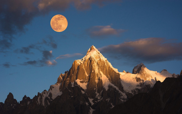 Full moon mountain range evening free wallpaper for desktop - medium preview image