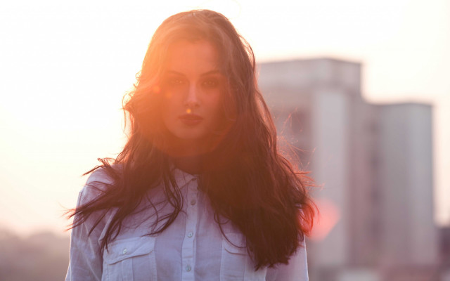 Woman sunshine hair building portrait free wallpaper for desktop - medium preview image