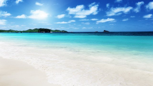 Beach blue water boats sunny free wallpaper for desktop - medium preview image