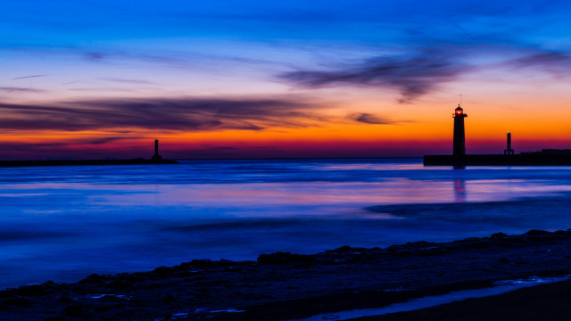 Lighthouse sunset ocean beach people free wallpaper for desktop - medium preview image