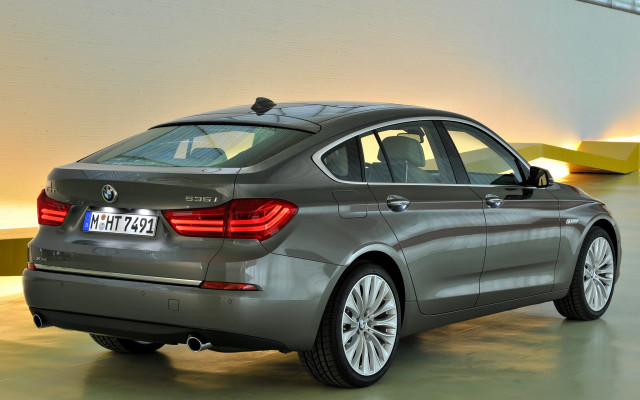 Silver car garage yellow light free wallpaper for desktop - medium preview image