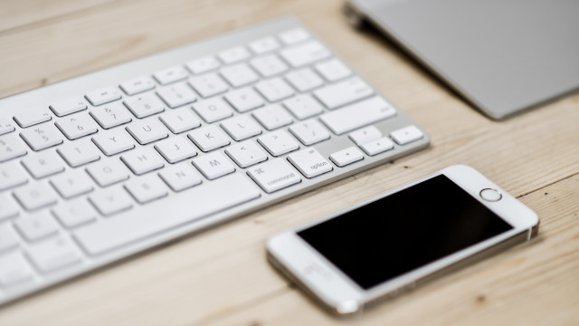 Cell phone keyboard mouse table free wallpaper for desktop - medium preview image