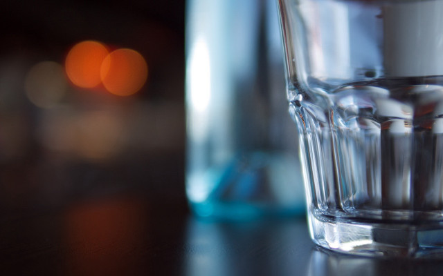Water glass bokeh shallowdepth tiltshift free wallpaper for desktop - medium preview image