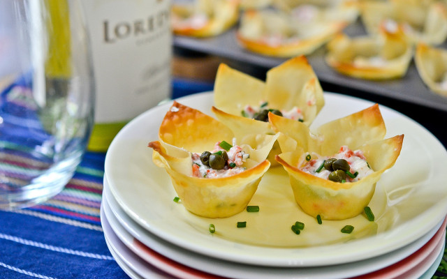 Food wine plate blurry depth free wallpaper for desktop - medium preview image