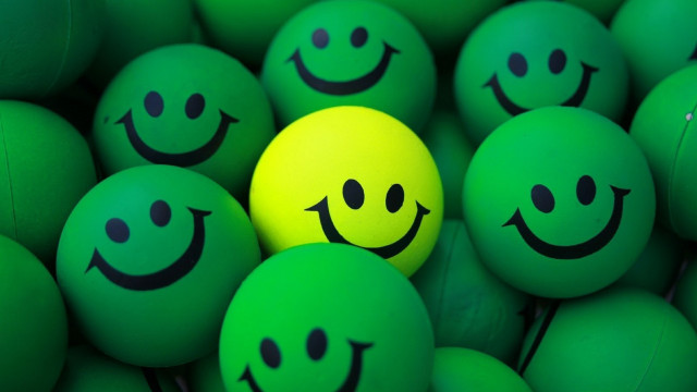 Smiley balls pile yellow center free wallpaper for desktop - medium preview image