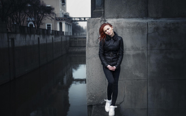 Woman wall pockets urban portrait free wallpaper for desktop - medium preview image