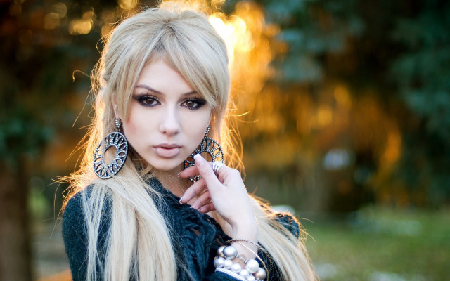 Blonde woman park gothic fashion free wallpaper for desktop - medium preview image