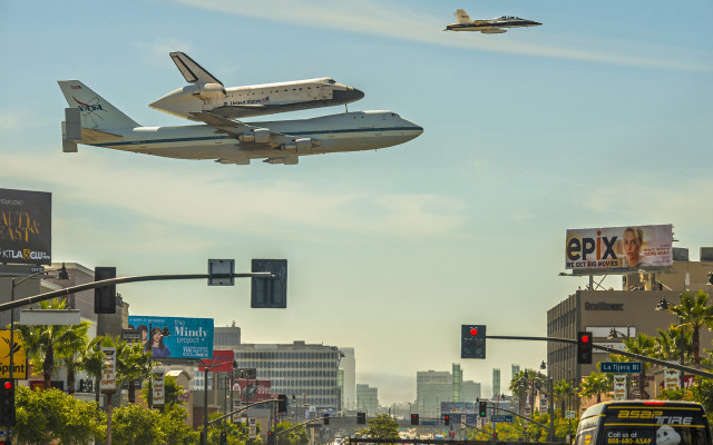Retro futuristic plane city shuttle free wallpaper for desktop - medium preview image