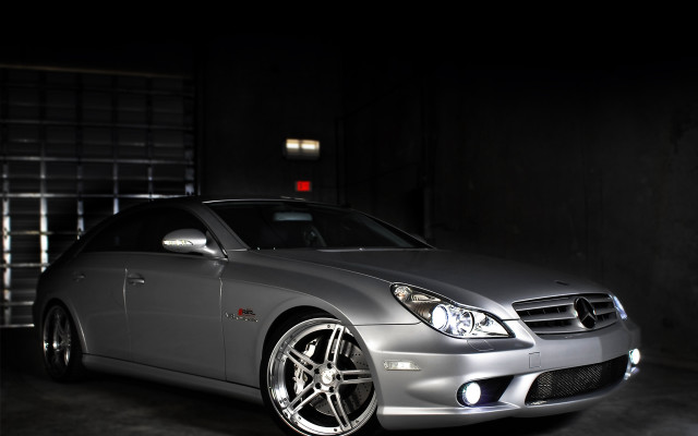 Silver car garage red light free wallpaper for desktop - medium preview image