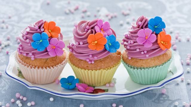 Three cupcakes purple frosting floral free wallpaper for desktop - medium preview image