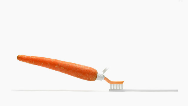 Carrot toothbrush minimalist 3D gradient free wallpaper for desktop - medium preview image
