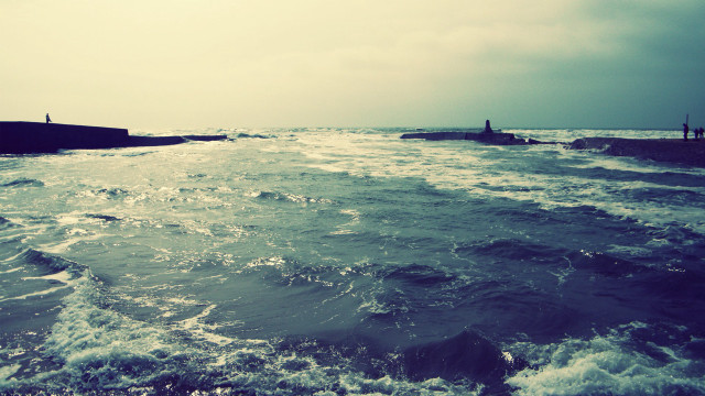 Bascove beach ocean waves people free wallpaper for desktop - medium preview image