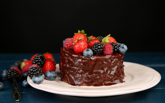 Chocolate berry cake frosting plate free wallpaper for desktop - medium preview image
