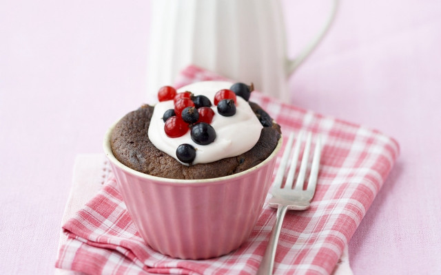 Cupcake berries cream napkin fork free wallpaper for desktop - medium preview image