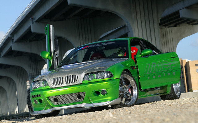 Green car bridge red door free wallpaper for desktop - medium preview image