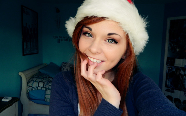 Santa hat funny face green free wallpaper for desktop - medium preview image