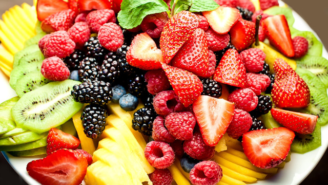 Fruit plate berries kiwi strawberries free wallpaper for desktop - medium preview image