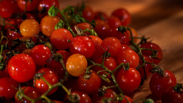 Tomatoes water drops wooden table free wallpaper for desktop - medium preview image