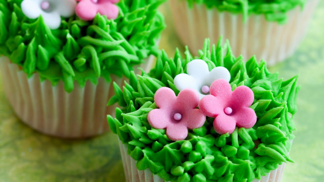 Cupcakes green frosting flowers garden free wallpaper for desktop - medium preview image