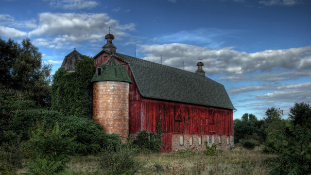 Red barn green roof cloudy free wallpaper for desktop - medium preview image