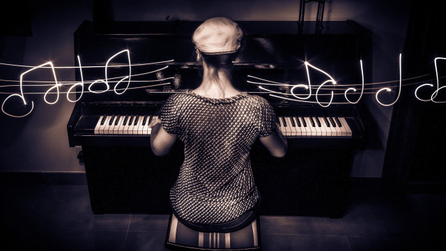 Woman piano music notes hat free wallpaper for desktop - medium preview image