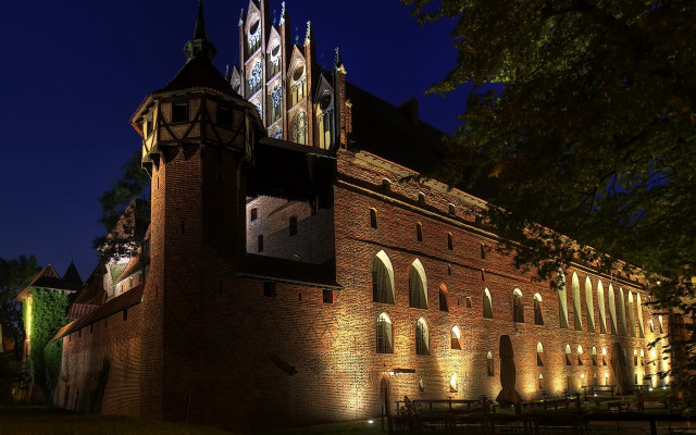 Gothic clock tower night cityscape free wallpaper for desktop - medium preview image