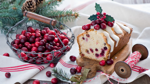 Christmas cake cranberries icing holly free wallpaper for desktop - medium preview image