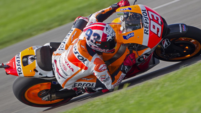 Motorcycle rider grass track blurry free wallpaper for desktop - medium preview image