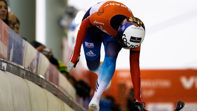 Snowboarder competition slope spectators blurry free wallpaper for desktop - medium preview image