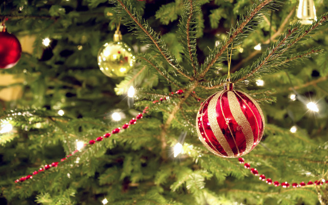 Christmas tree ornaments red white free wallpaper for desktop - medium preview image