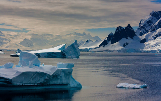 Iceberg lake mountains snowy peaks free wallpaper for desktop - medium preview image