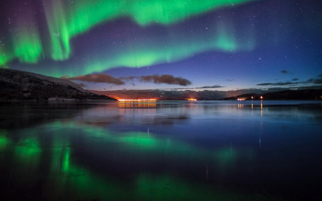 Aurora borealis lake night reflections free wallpaper for desktop - medium preview image