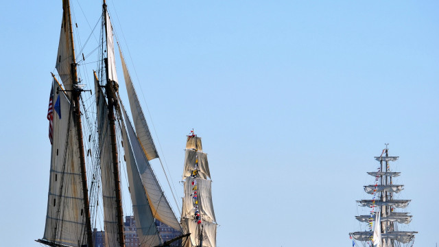 Tall boat flag sailing building free wallpaper for desktop - medium preview image